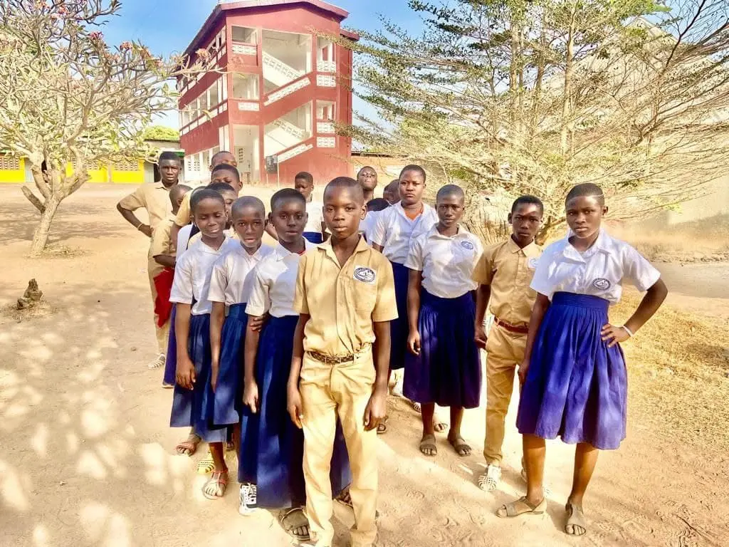 Des élèves en rang devant leur classe