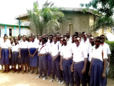 Scene de classe, il lève la main