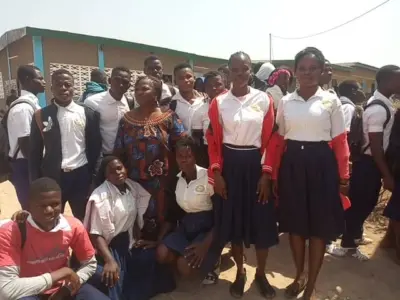 Un jeune homme en classe, vu de dos