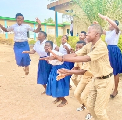 Des fillettes joue devant la classe