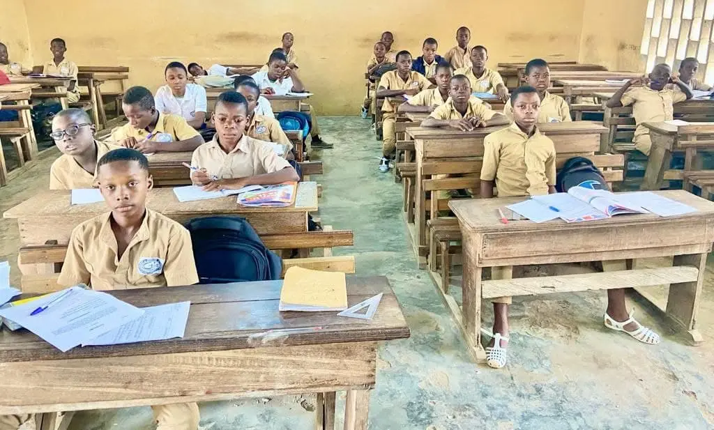 Des élèves studieux en classe